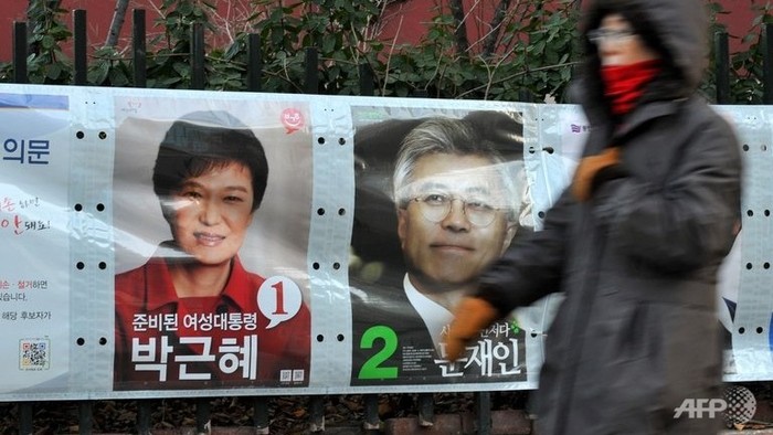 Đội chiến tranh tâm lý chống Bắc Triều Tiên của NIS bị cáo buộc đăng một loạt ý kiến chính trị nhạy cảm về các ứng viên đối lập lên mạng internet để gây ảnh hưởng tới dư luận trước cuộc bầu cử Tổng thống.