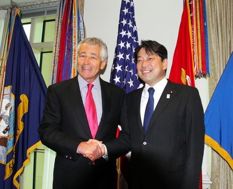 Bộ trưởng Quốc phòng Mỹ Chuck Hagel (trái) và Bộ trưởng Quốc phòng Nhật Bản Itsunori Onodera.