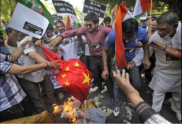 Người biểu tình đồng thời yêu cầu Ấn Độ trả đũa bằng cách chặn hàng nhập khẩu Trung Quốc.