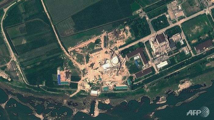 Cơ sở hạt nhân Yongbyon của Triều Tiên sau khi phá hủy một lò phản ứng.