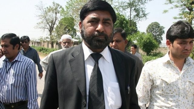 Công tố viên Chaudhry Zulfiqar Ali (giữa).
