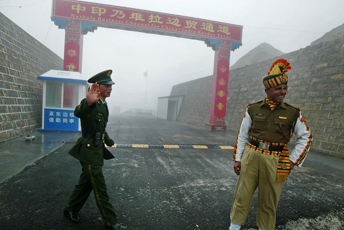 Binh lính Trung Quốc, Ấn Độ tại trạm kiểm soát biên giới chung giữa hai nước.