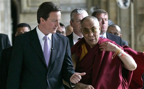 David Cameron và Đạt Lai Lạt Ma tại nhà Nhà Quốc hội Anh trong năm 2008.