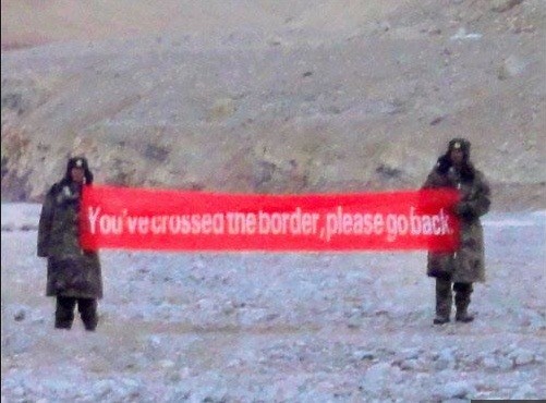 Nhóm binh sĩ Trung Quốc cầm biểu ngữ bằng tiếng Anh hướng về phía Ấn Độ ngụ ý nói rằng đây là đường biên giới do Trung Quốc kiểm soát.