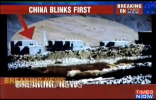 Mũi tên đỏ chỉ chiếc lều đầu tiên được nhóm binh sĩ Trung Quốc dựng lên.