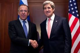 Ngoại trưởng Mỹ John Kerry và Ngoại trưởng Nga Sergei Lavrov (trái).