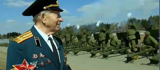 Cựu binh Liên Xô đứng nhìn đội hình pháo lễ chuẩn bị vũ khí