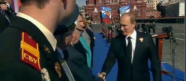 Tổng thống Putin đi chào các cựu chiến binh anh Hùng