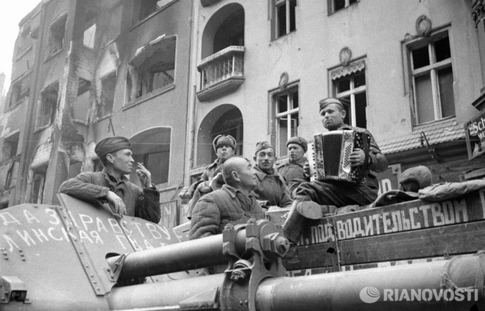 Các chiến sĩ Hồng quân chơi đàn trên đường phố Berlin.