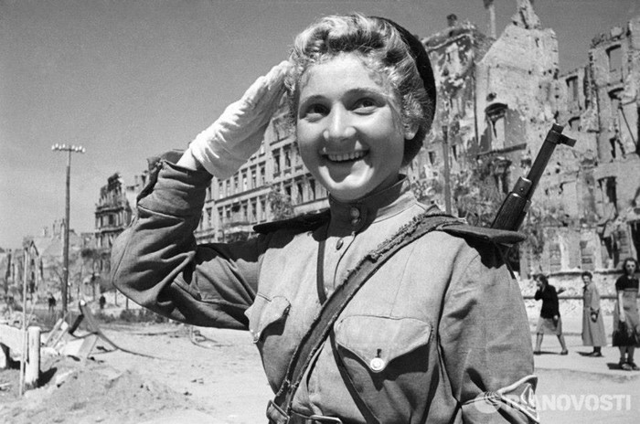 Nữ quân nhân Hồng quân tại Berlin những ngày tháng 5 lịch sử.