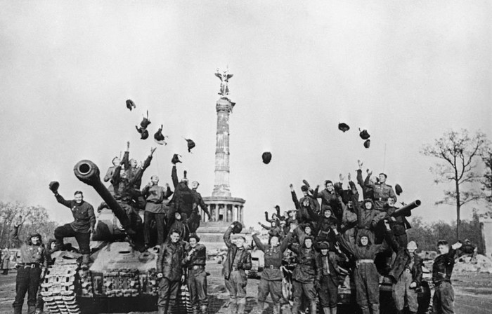 Chiến sĩ Hồng quân Liên Xô ăn mừng chiến thắng sau khi đánh bại quân Phát xít tại thủ đô Berlin của Đức.
