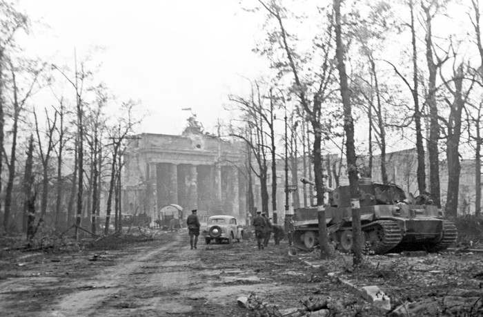 Cảnh hoang tàn sau trận chiến giành thủ đô Berlin giữa Hồng quân và Đức Quốc xã.