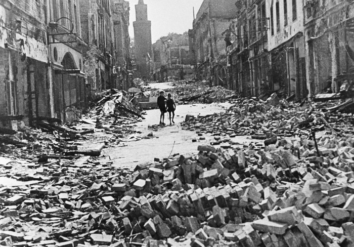 Hai trẻ em người Berlin chơi trên con phố đổ nát sau chiến tranh.