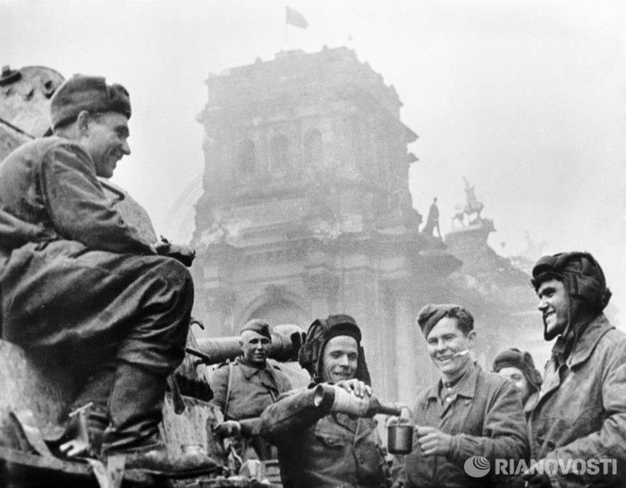 Chiến sĩ Hồng quân uống rượu ăn mừng chiến thắng tại Berlin.