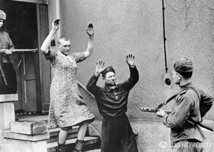 Một chỉ huy quân đội Đức Quốc xã mặc trang phục phụ nữ để tìm cách trốn thoát nhưng không thành.
