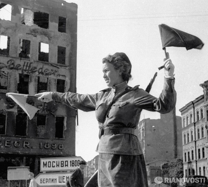 Nữ quân nhân Liên Xô tại thủ đô Berlin những ngày lịch sử.