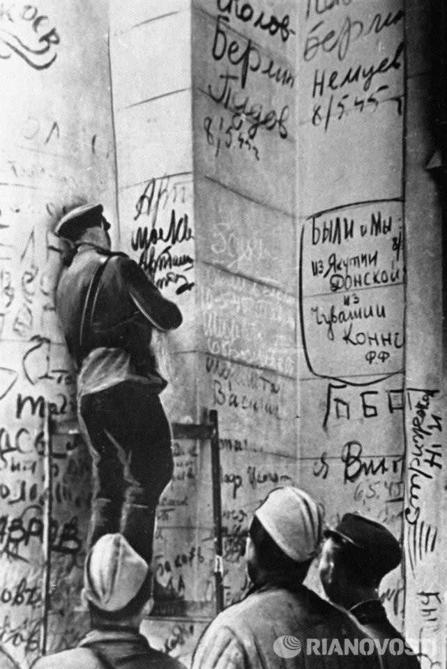 Các chiến sĩ Hồng quân để lại bút tích trên các bức tường thành sau trận chiến tại Berlin.
