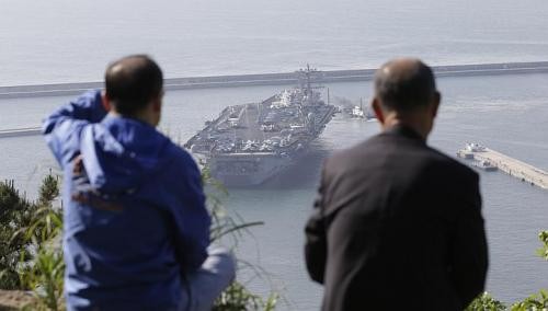 Người dân Hàn Quốc ngắm tàu sân bay USS Nimitz tại cảng Busan hôm 11/5/2013.