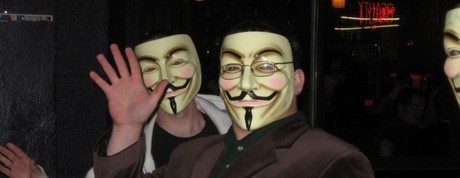 Những chiếc mặt nạ biểu tượng của nhóm hacker Anonymous.