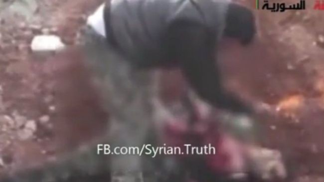 Hình ảnh chỉ huy phiến quân Abu Sakkar moi tim một binh sĩ quân đội Syria đã chết trong đoạn video gây phẫn nộ.