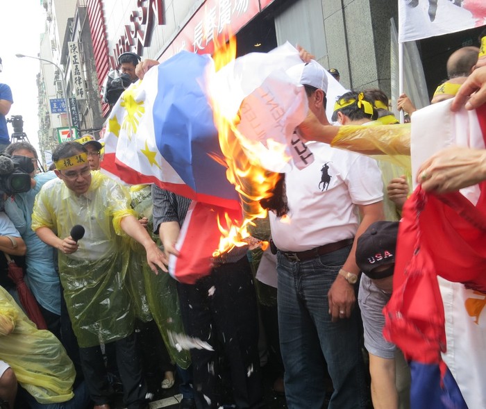 Gần 400 ngư dân Đài Loan biểu tình, đốt cờ Philippines trước Văn phòng đại diện của Manila ở Đài Bắc