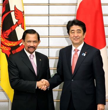 Thủ tướng Nhật Bản Shinzo Abe đã kêu gọi Quốc vương Brunei Hassanal Bolkiah (trái).