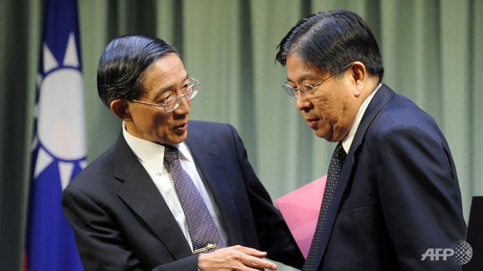 Ông David Lin (trái) và ông Antonio Basilio trong một cuộc họp báo tại Đài Bắc vào ngày 15 tháng 5 năm 2013.