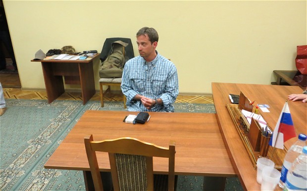 Ryan Fogle tại trụ sở cơ quan an ninh Nga sau khi bị bắt.