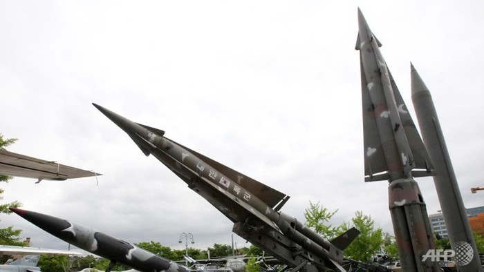 Một mô hình tên lửa Scud-B của Bắc Triều Tiên (phải) và tên lửa Hàn Quốc khác được trưng bày tại Bảo tàng Tưởng niệm Chiến tranh Triều Tiên ở Seoul.