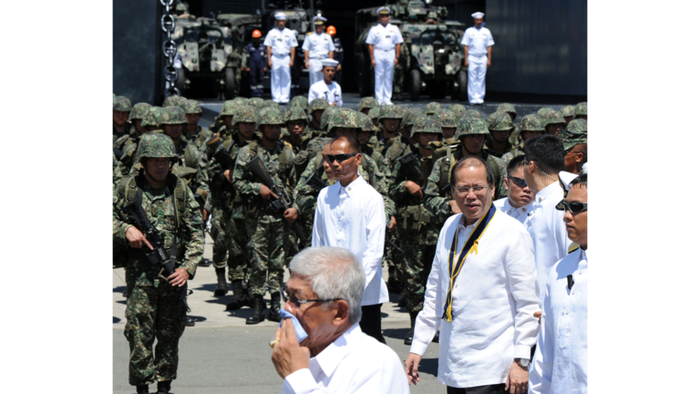 Bộ trưởng Quốc phòng Philippines (áo trắng, trái) và Tổng thống Philippines Aquino (áo trắng, giữa) trong lễ kỷ niệm ngày thành lập lực lượng hải quân