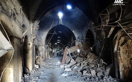 Một khu chợ ở Aleppo bị sụp đổ trong các cuộc đụng độ giữa quân chính phủ và lực lượng nổi dậy.