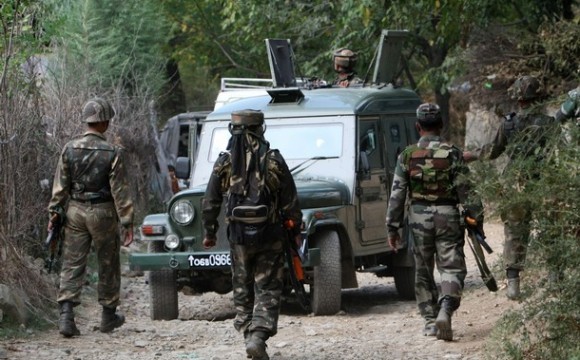 Quân đội Ấn Độ tuần tra tại Kashmir.