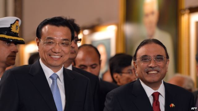 Thủ tướng Trung Quốc Lý Khắc Cường (trái) và Tổng thống Pakistan Asif Ali Zardari (phải) sau lễ ký kết các thỏa thuận tại dinh Tổng thống ở Islamaba, 22/5/2013.