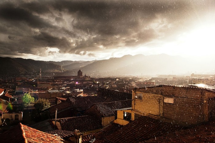 Khoảnh khắc tuyệt đẹp của một cơn mưa cuối ngày tại quận San Blas, thành phố Cusco, Peru.