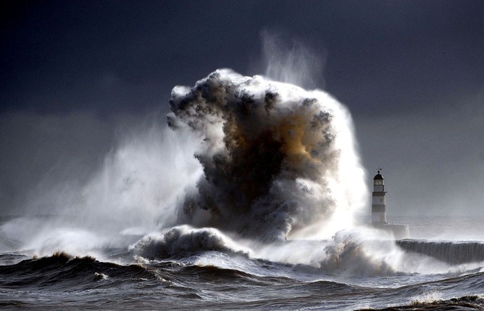 Con sóng cao 30 m dường như đang cố chạm tới ngọn hải đăng Seaham ở hạt Durham, nước Anh trong một đợt không khí lạnh.