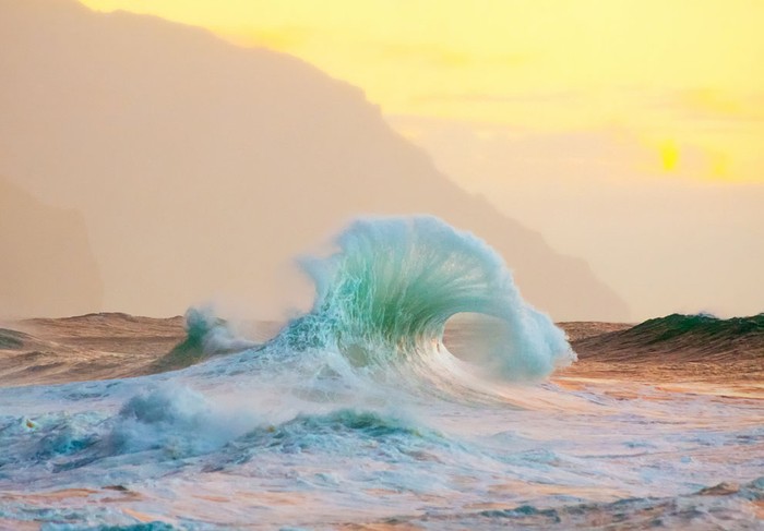 Con sóng kỳ dị xô lên những phiến đá nham thạch tại đảo Kauai, Hawaii.