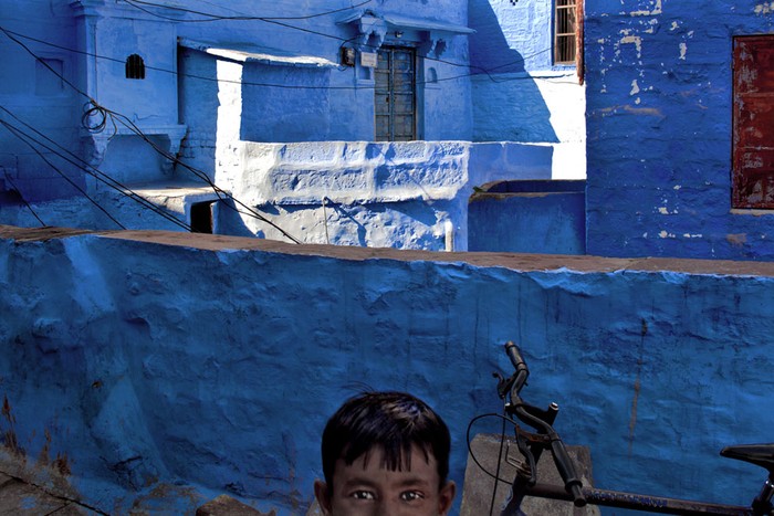 Hình ảnh của cậu bé được chụp một cách bất ngờ tại thành phố cổ Sun City, Jodhpur, Ấn Độ.