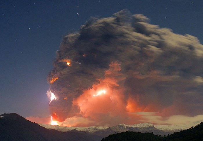 Hình ảnh của một khuôn mặt gớm ghiếc được tạo từ dung nham và khói bụi phát ra trong một cuộc phun trào của núi lửa Antillanca ở Cordon Caulle, Chile.