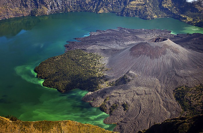 Miệng núi lửa nằm trong hồ Segara Anak, núi Rinjani, Lombok, Indonesia.