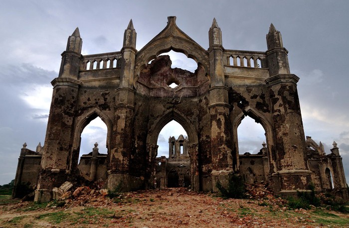 Nhà thờ cổ 200 năm tuổi nằm trên sông Hemavathi gần Hassan, Ấn Độ.