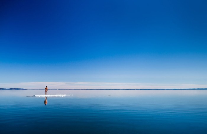 Một người đàn ông khỏa thân đứng trên hồ Vattern, Thụy Điển.