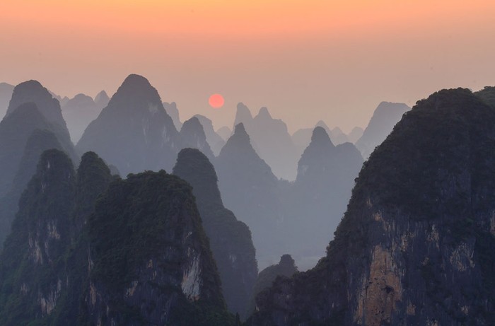 Bình minh trên đỉnh núi Lão Trại, Hưng Bình, Quảng Tây, Trung Quốc.