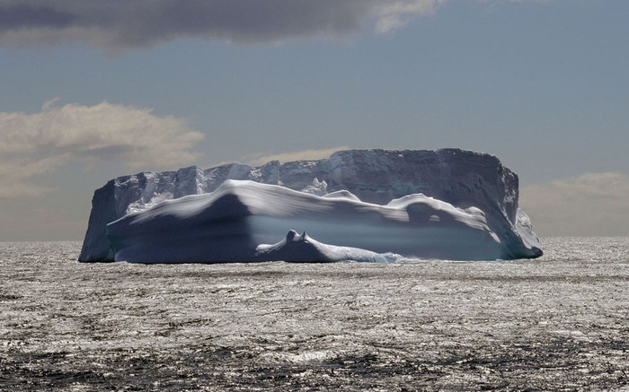 Một tảng băng trôi tuyệt đẹp trôi nổi ở vùng biển phía nam đảo Nam Georgia. Đảo này từng là một trạm đánh bắt cá voi và hiện được chuyển đổi thành trung tâm nghiên cứu Nam Cực.