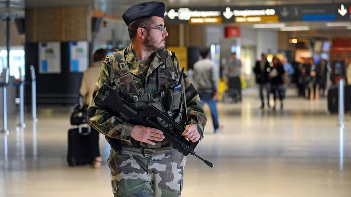 Lính Pháp tuần tra chống khủng bố tại khu thương mại đông đúc (hình minh họa)