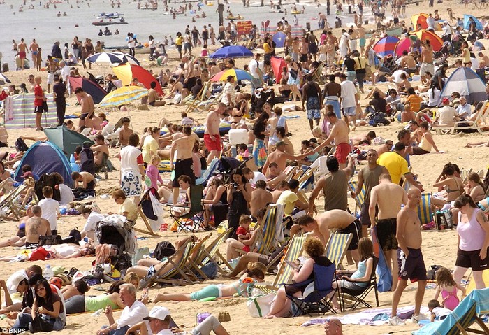 Người dân đổ ra các bãi biển tại Bournemouth để tắm nắng trong dịp cuối tuần.