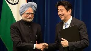 Thủ tướng Nhật Bản Shinzo Abe (phải) và Thủ tướng Ấn Độ Manmohan Singh tại Tokyo.