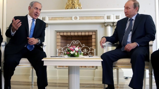 Tổng thống Nga lắng nghe câu chuyện của Thủ tướng Israel trong cuộc hội đàm tại Sochi đầu tháng 5.