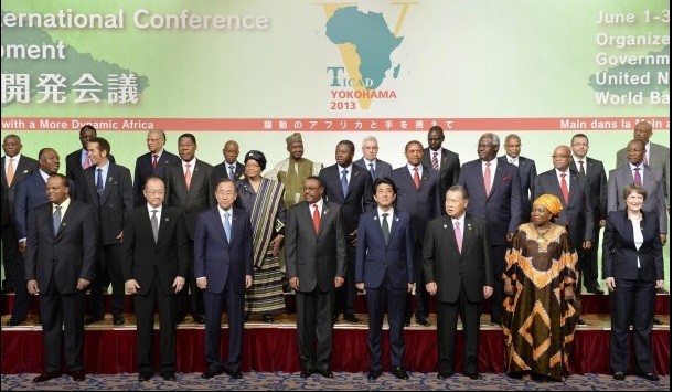 Thủ tướng Nhật Bản (thứ 4 từ phải sang, hàng 1) cùng các nhà lãnh đạo châu Phi tại hội nghị TICAD 2013.
