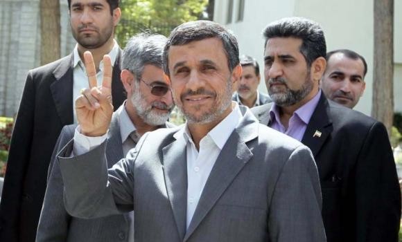 Tổng thống Iran Mahmoud Ahmadinejad vẫn an toàn sau sự cố.
