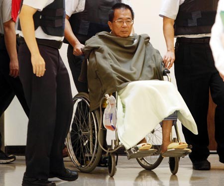 Cựu "Tổng thống" Đài Loan Trần Thủy Biển trên xe lăn đang mắc chứng trầm cảm nặng.
